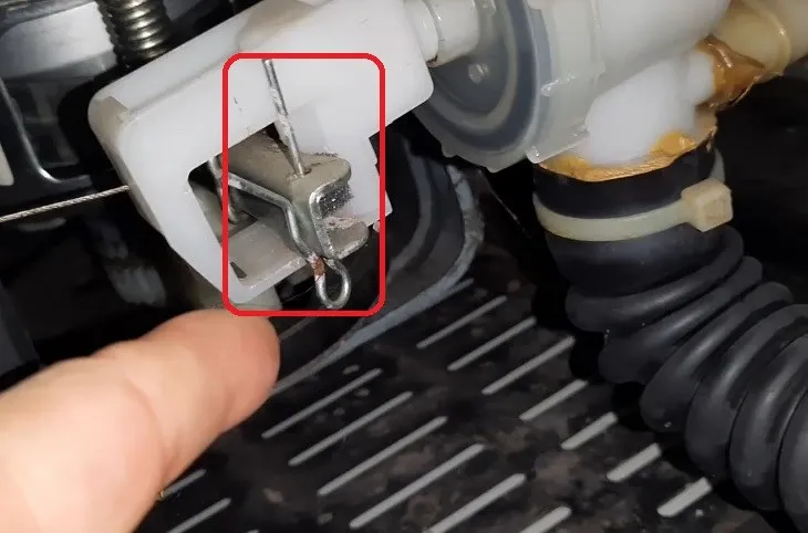 Hỏng bộ phận xả kéo của van, một trong những nguyên nhân khiến người dùng phải tìm cách sửa van xả nước máy giặt.