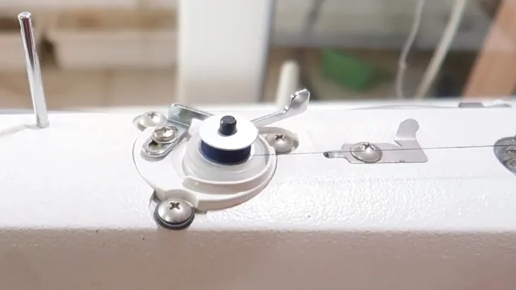 Khởi động máy may mini để thực hiện quá trình đánh suốt chỉ tự động