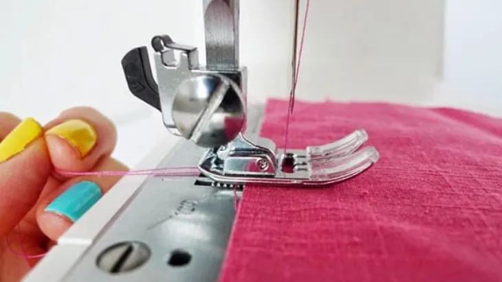 Chuẩn bị hai sợi chỉ trên và dưới dưới chân vịt của máy may mini trước khi may