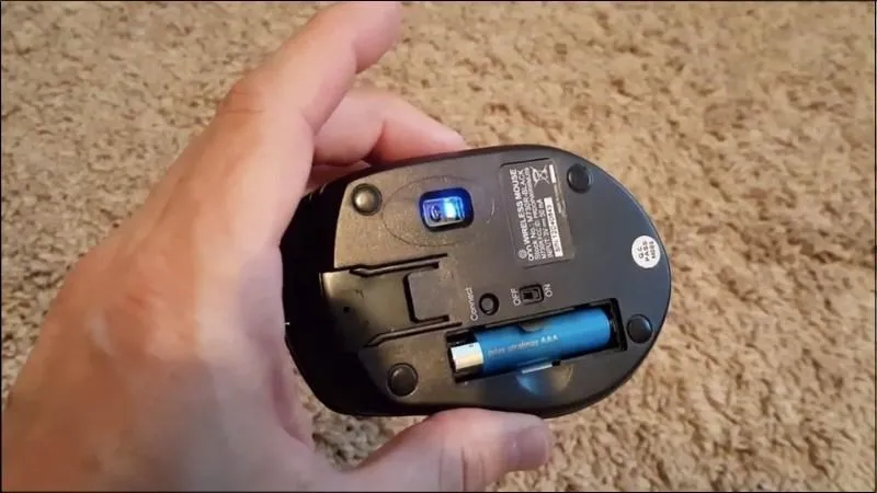 Tháo rời chuột máy tính để vệ sinh định kỳ, nâng cao hiệu suất làm việc