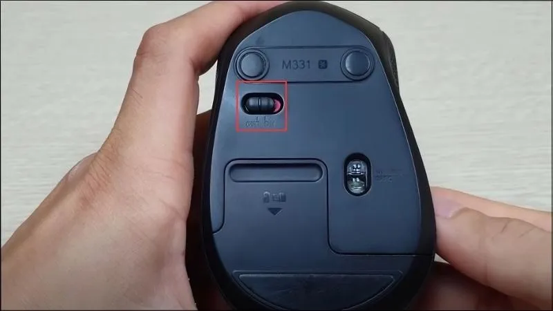 Ngắt kết nối và chuẩn bị chuột để tháo rời an toàn