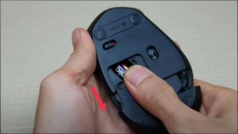 Tách miếng đệm chân chuột để tiếp cận ốc vít khi tháo lắp