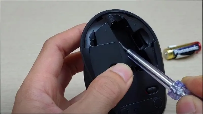 Sử dụng tua vít để tháo các ốc vít cố định vỏ chuột máy tính