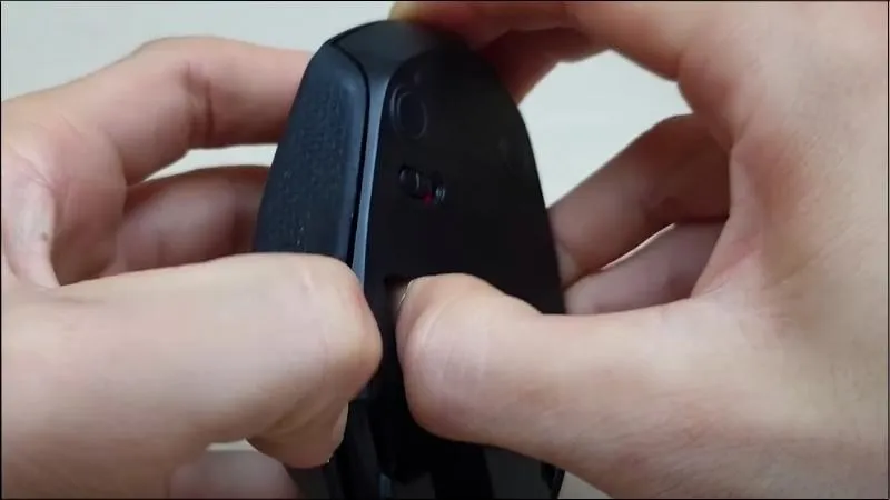 Tách vỏ thân chuột và nắp dưới một cách cẩn thận