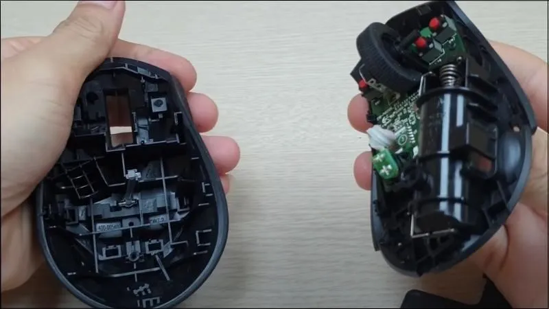 Sau khi tháo, tiến hành vệ sinh hoặc sửa chữa các bộ phận bên trong chuột