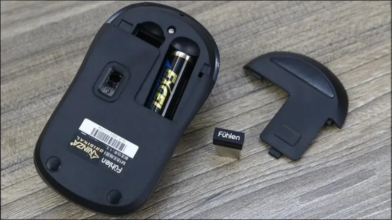 Thực hiện tháo lắp chuột máy tính trong môi trường đủ ánh sáng để đảm bảo an toàn