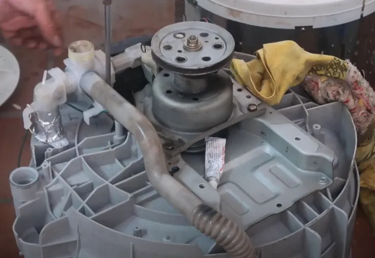 Tháo ốc vít ra sau