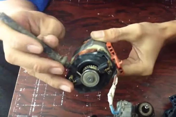 Tháo bạc đạn trong máy khoan Bosch ra ngoài