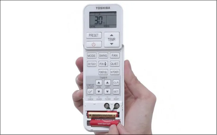 Lắp pin mới vào remote máy lạnh Toshiba đúng chiều cực âm dương