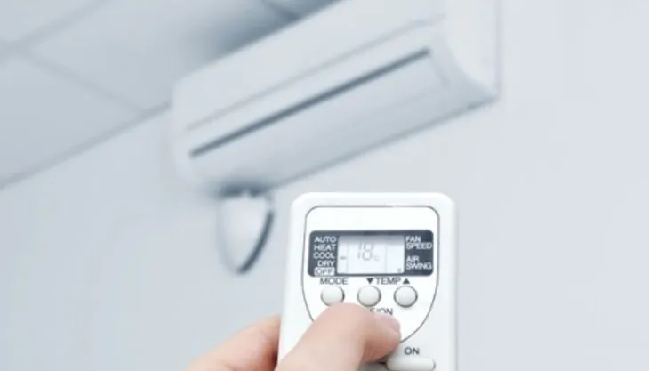 Các lưu ý quan trọng khi thay pin remote máy lạnh Toshiba