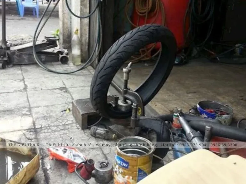 Chi tiết các bước mở bánh xe máy thủ công bằng móc lốp