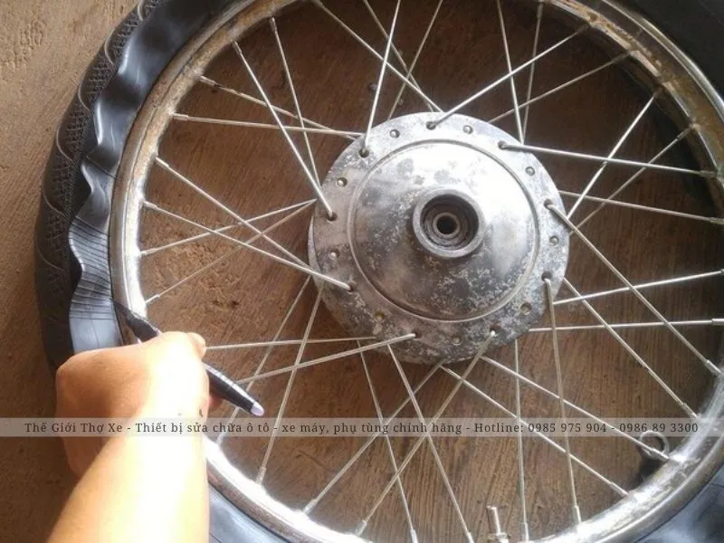 Kỹ thuật lắp lại lốp sau khi mở bánh xe máy