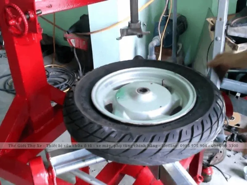 Sử dụng máy chuyên dụng để mở bánh xe máy nhanh chóng
