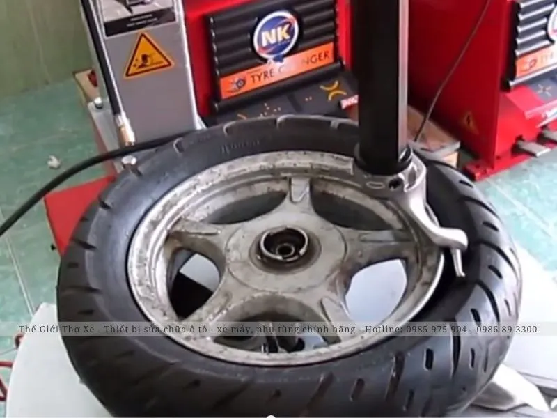 Hoàn thiện quy trình lắp lốp bằng máy sau khi mở bánh xe máy