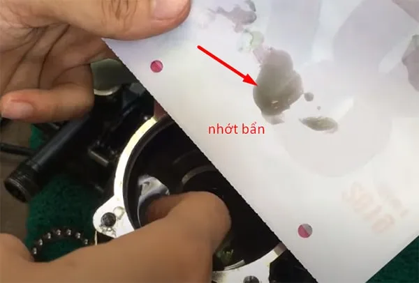 Kiểm tra tình trạng dầu nhớt bôi trơn máy rửa xe đã cũ hoặc chuyển màu đen đục