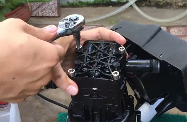 Lắp ráp hoàn chỉnh vỏ máy rửa xe gia đình sau khi đã sửa chữa hoặc bảo dưỡng