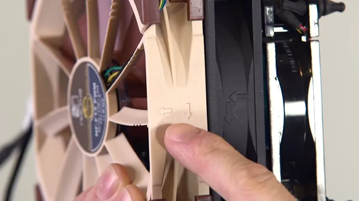 Hướng dẫn mũi tên chỉ hướng gió và hướng cánh quạt quay trên quạt tản nhiệt, quan trọng để tối ưu luồng không khí