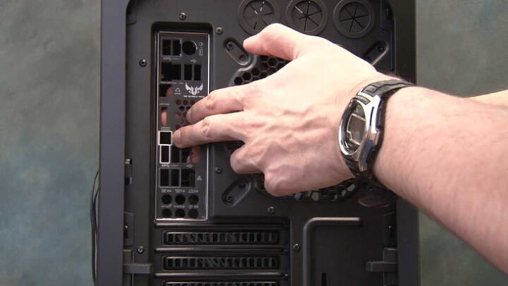 Lắp tấm chắn main vào khoảng sau của case máy tính.