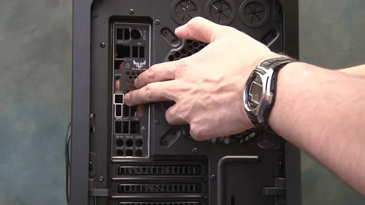 Lắp tấm chắn I/O vào khoảng sau của vỏ case máy vi tính, bảo vệ các cổng kết nối