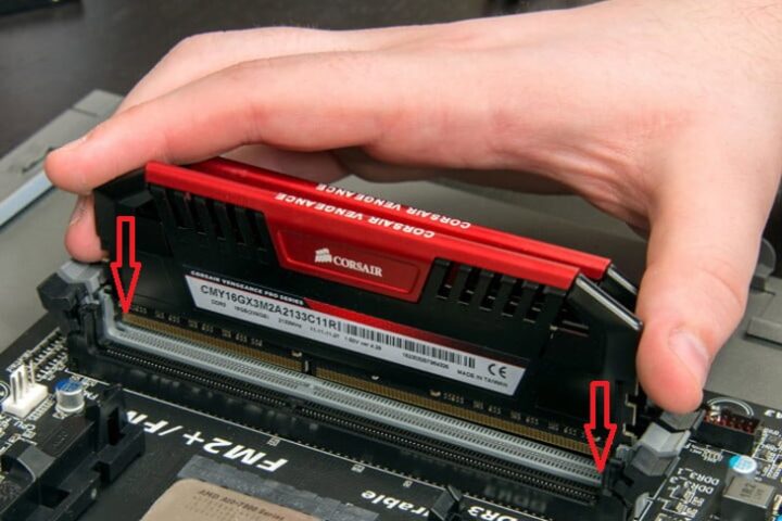 Lắp RAM vào mainboard.