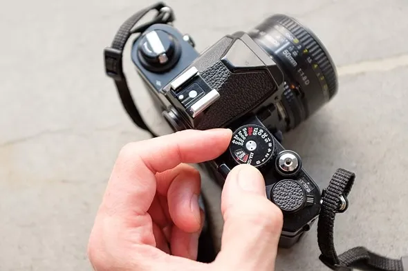 Máy ảnh phim SLR cổ điển, minh họa chi tiết về cách sử dụng máy ảnh phim chuyên nghiệp