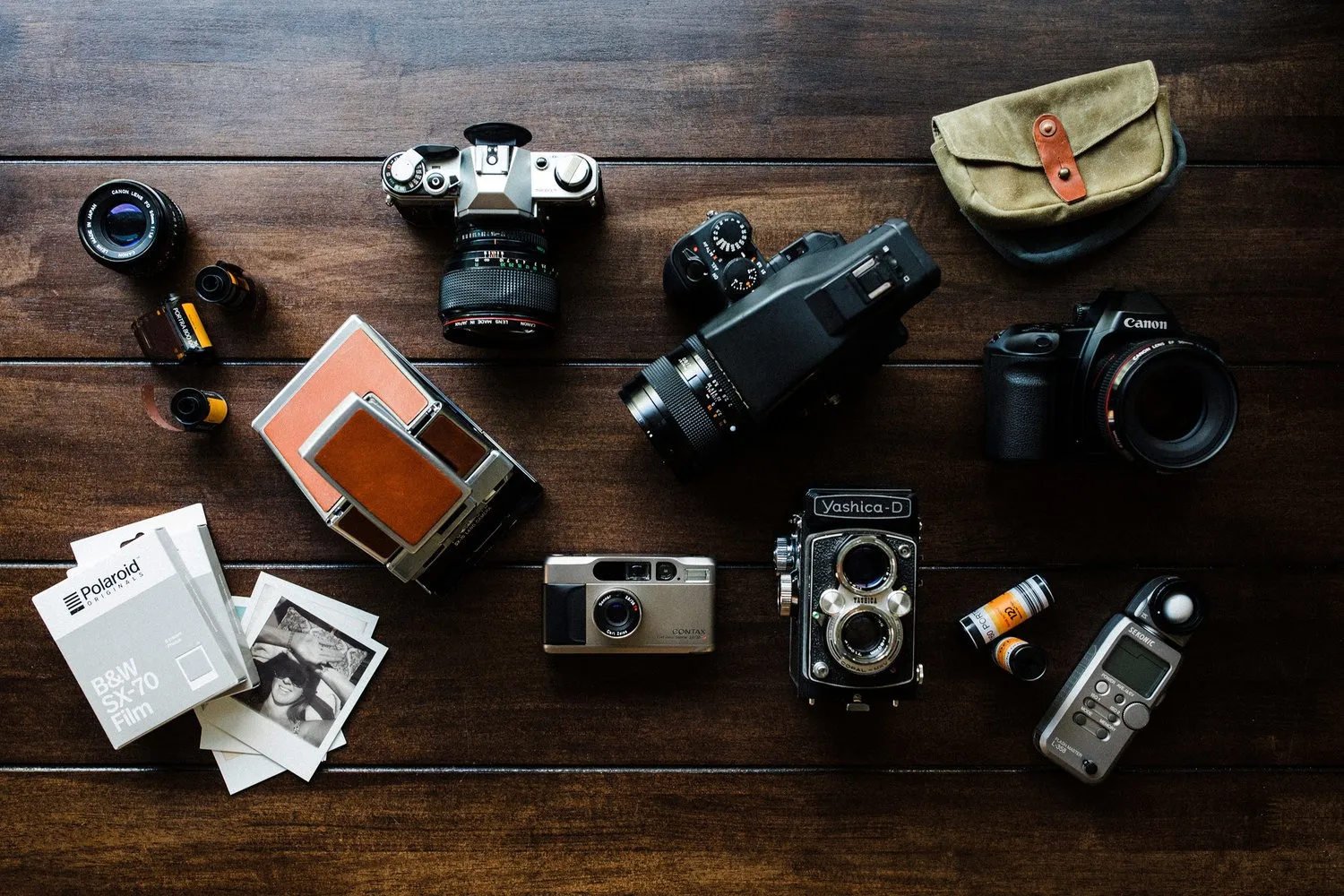 Hai máy ảnh phim với các loại phim khác nhau, tăng tính linh hoạt khi trải nghiệm cách sử dụng máy ảnh phim