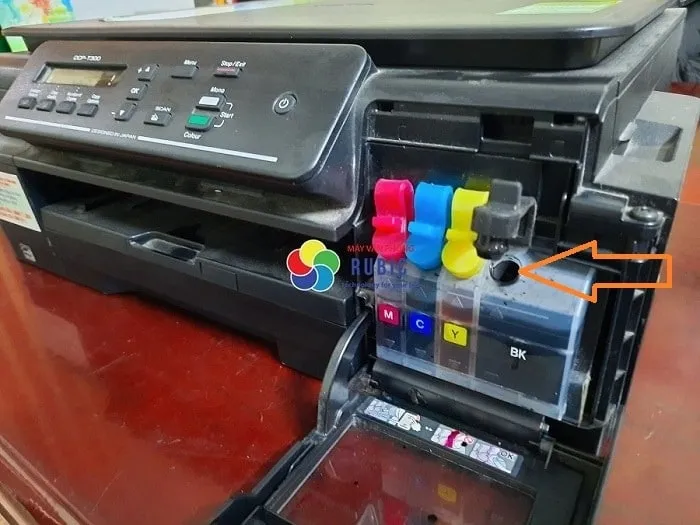 Đổ mực in đúng màu vào bình chứa của máy in Brother DCP T700W