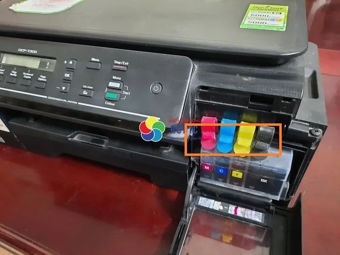 Mở nút màu mực cụ thể trên máy Brother DCP T700W để tiến hành đổ mực