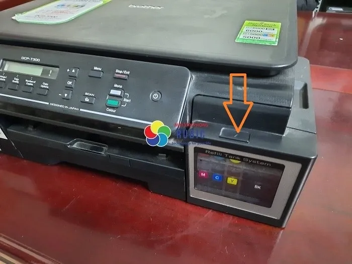 Hình ảnh mở nắp hộp mực trên máy in Brother DCP T700W để tiếp cận bình mực