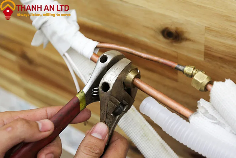 Loe đầu ống đồng bằng kìm chuyên dụng khi hướng dẫn tự lắp điều hòa