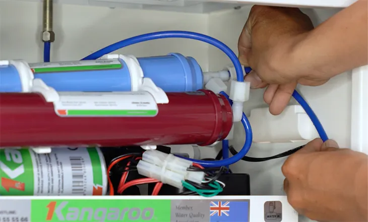 Nối dây dẫn nước từ các lõi bổ sung khoáng chất xuống bình áp, kết nối với lõi gần lõi RO để hoàn thiện đường dẫn nước sau lọc.