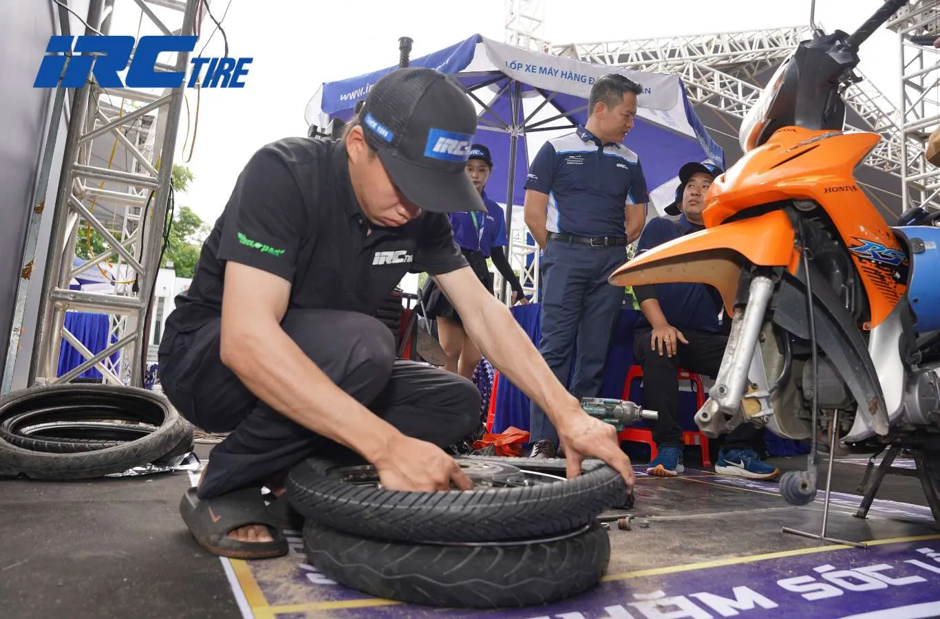 Hướng dẫn cách lắp lốp xe máy đúng chiều