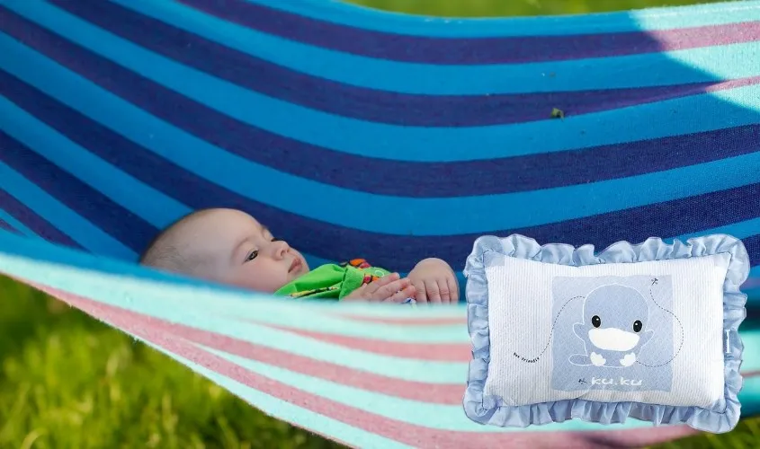 Đặt gối mềm mại lên võng trước khi đặt bé để đảm bảo thoải mái