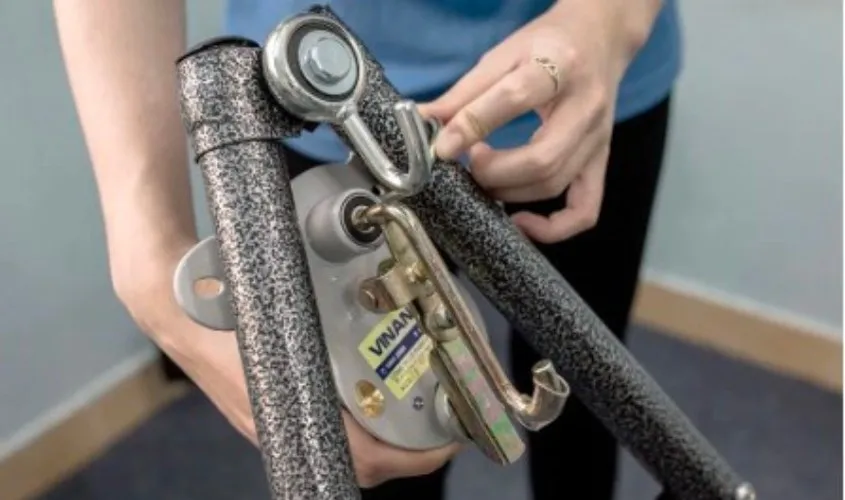 Kiểm tra kỹ lưỡng các khớp nối và ốc vít để đảm bảo máy đưa võng chắc chắn