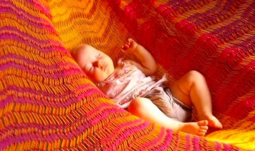 Thực hiện đẩy nhẹ võng lấy đà và điều chỉnh tốc độ đưa phù hợp cho bé