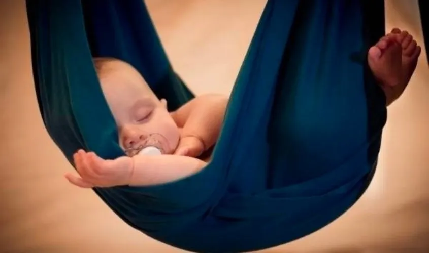 Điều chỉnh độ chùng của lưới võng vừa phải để hỗ trợ cột sống của bé