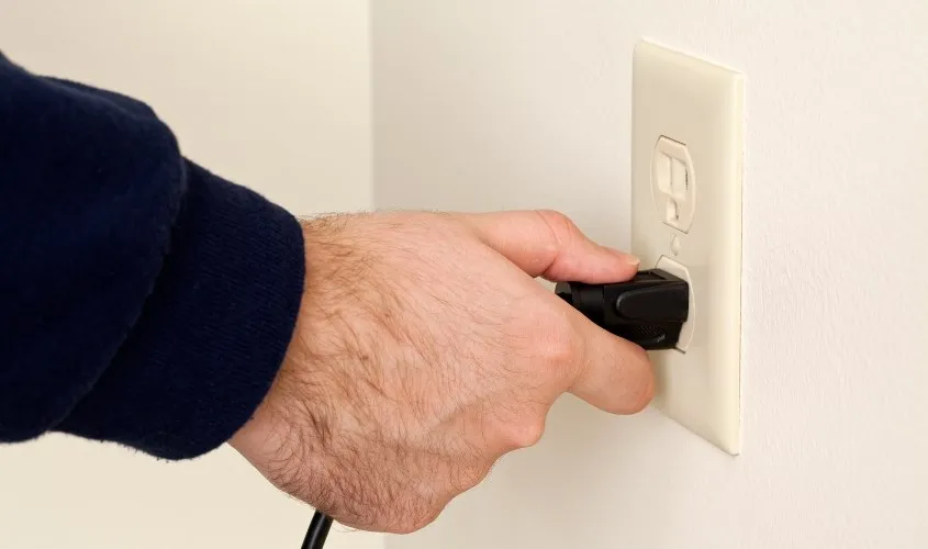 Rút phích cắm điện và bảo quản máy đưa võng đúng cách sau khi sử dụng