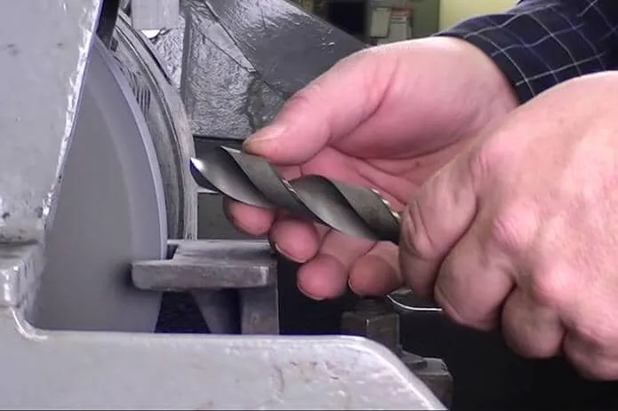 Hướng dẫn cách cầm mũi khoan sắt đúng cách khi mài trên máy mài.