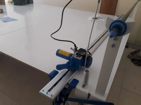 Người vận hành tuân thủ quy trình sử dụng máy cắt vải đầu bàn an toàn
