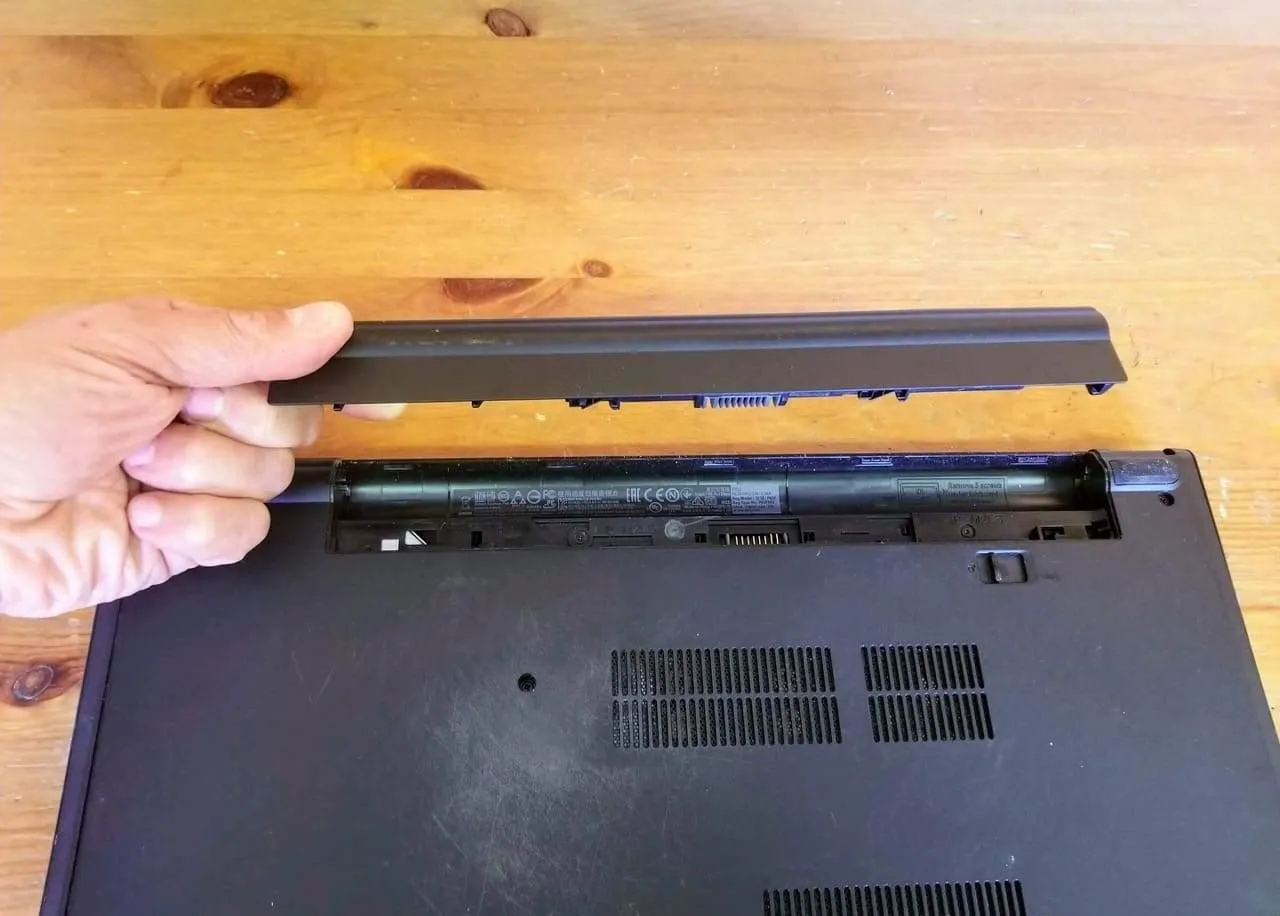 Tháo pin laptop Dell Inspiron 15 3567 an toàn