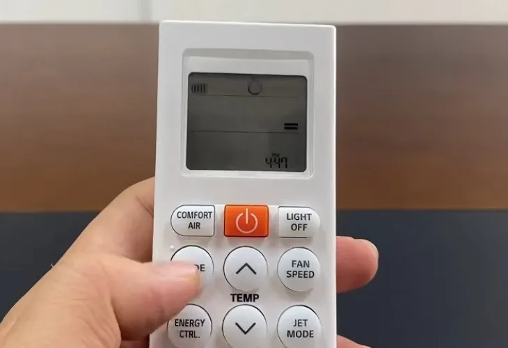 Thao tác nhấn nút MODE trên điều khiển để chọn chế độ hoạt động của điều hòa LG