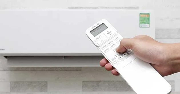 Cách mở nắp trượt remote máy lạnh Toshiba để thay pin