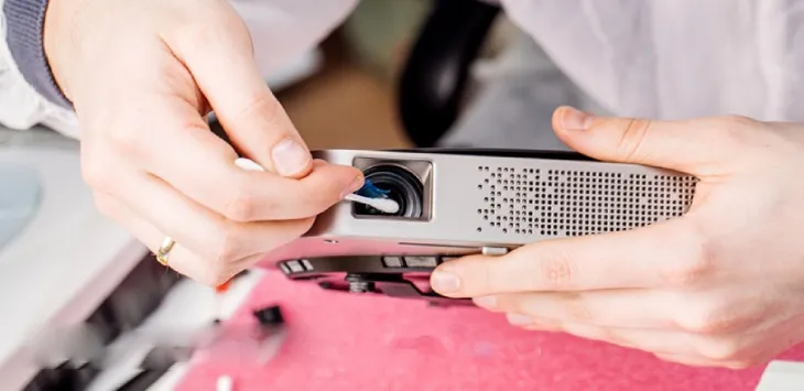 Vệ sinh định kỳ máy chiếu Sanyo giúp duy trì hiệu suất và tuổi thọ, một phần quan trọng của cách sử dụng máy chiếu Sanyo