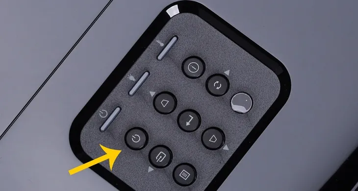 Quy trình tắt máy chiếu Sanyo đúng cách bằng nút nguồn, một phần quan trọng của cách sử dụng máy chiếu Sanyo