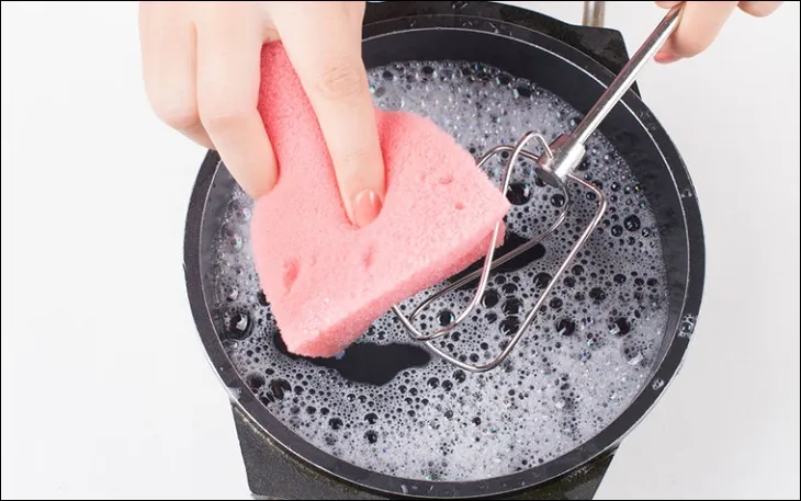 Dùng miếng rửa chén xốp mềm để rửa que đánh của máy đánh trứng Philips an toàn, không tạo vết xước