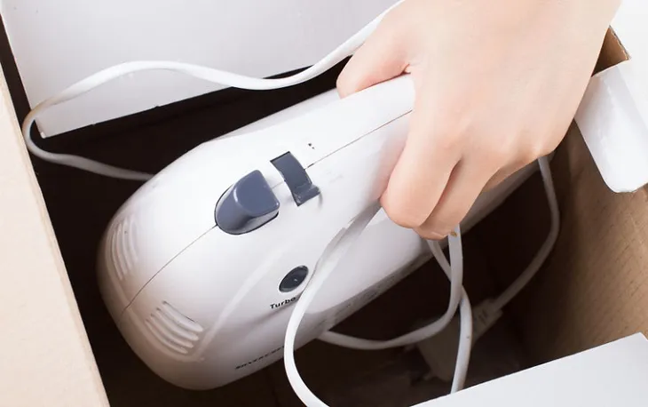 Bảo quản máy đánh trứng mini và phụ kiện trong hộp đựng.