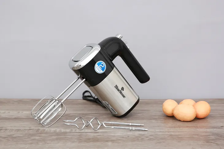 Đảm bảo máy đánh trứng Philips không kết nối với nguồn điện để bảo vệ an toàn khi lắp que trộn nguyên liệu