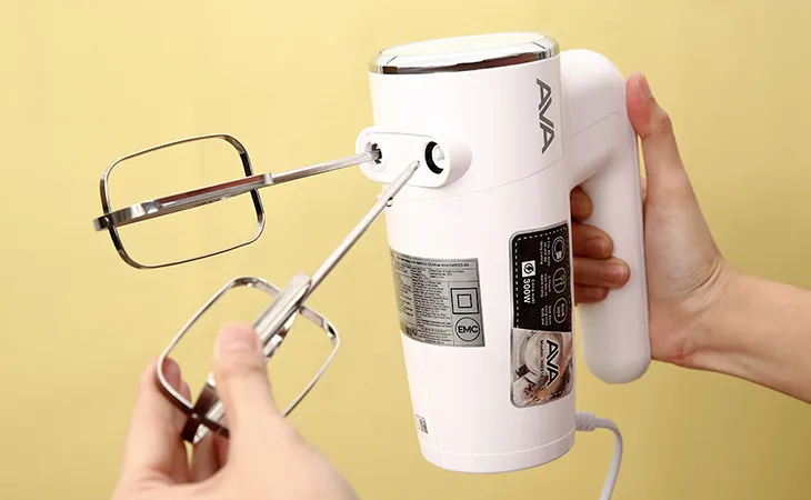 Bạn cần tháo rời que trộn máy đánh trứng Philips để làm sạch rồi cất ở nơi khô ráo thoáng mát cho lần sử dụng tiếp theo