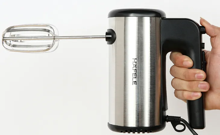 Máy đánh trứng mini với que đánh trứng bằng thép không gỉ.