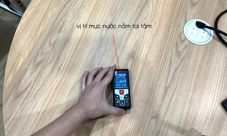 Cách cân bằng bằng thước thủy điện tử của máy đo khoảng cách Bosch GLM